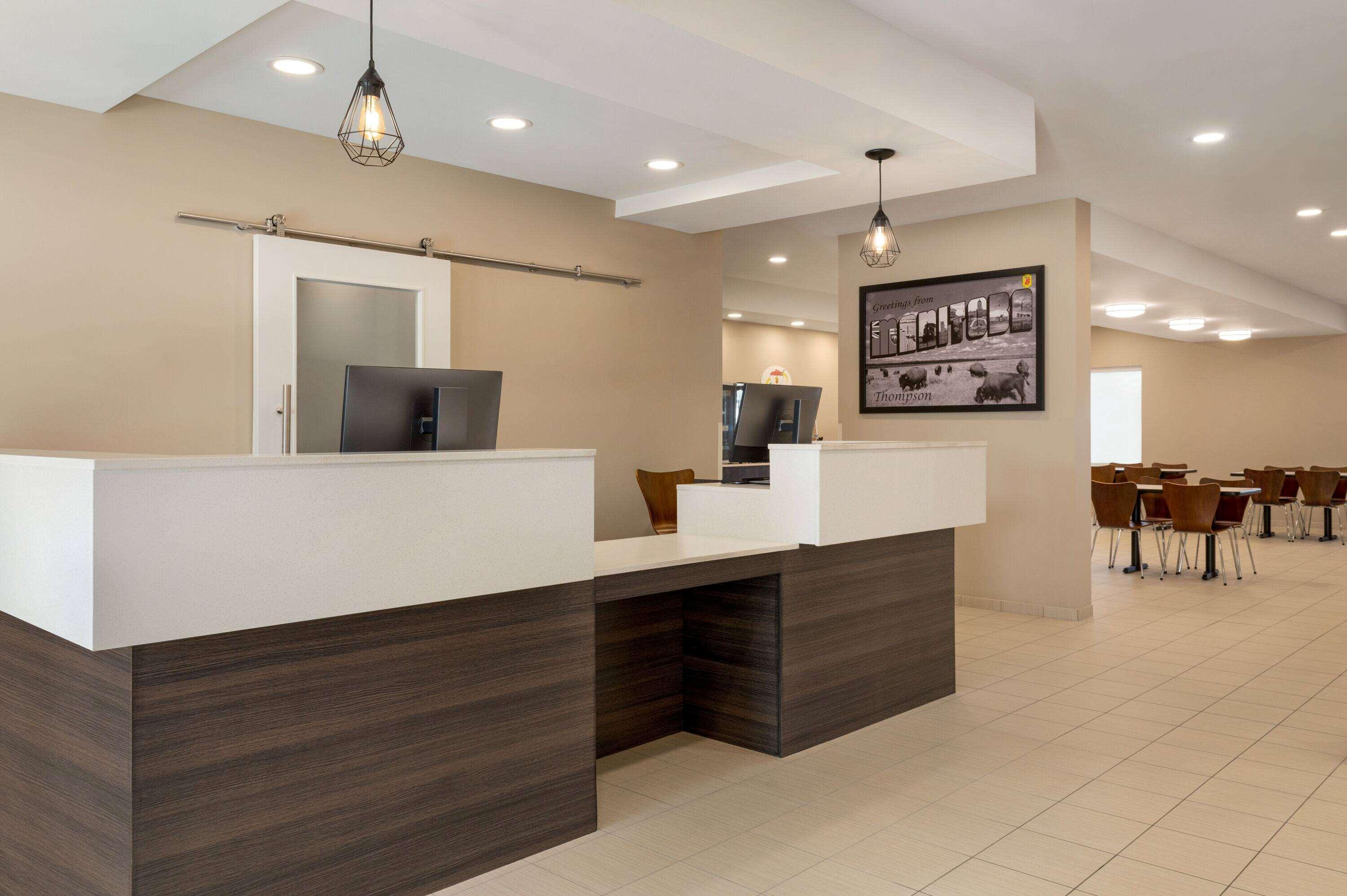 فندق Super 8 By Wyndham تومبسون المظهر الخارجي الصورة